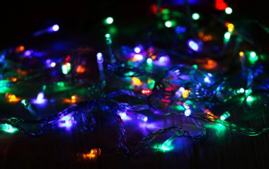 Tahta arka planda Noel çelengi