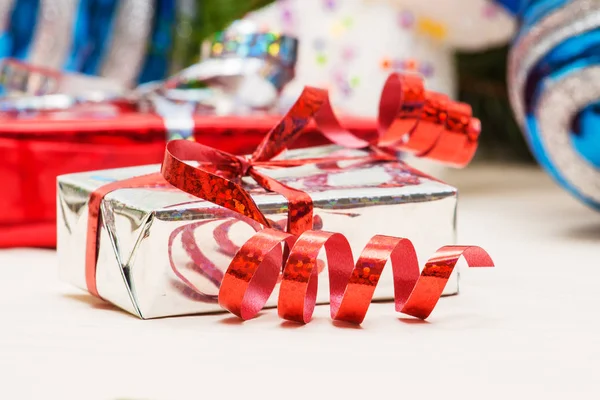Yeni yıl hediyeleri Noel ağacı oyuncaklar — Stok fotoğraf