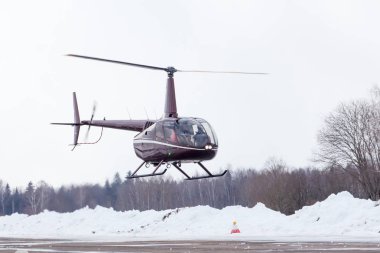 Küçük helikopter havaalanında geldi 