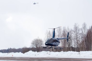 Küçük helikopter havaalanında geldi 