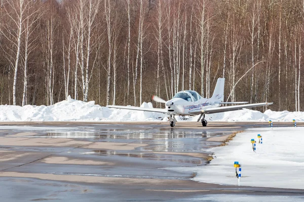 Kleinflugzeug im Winter am Flughafen — Stockfoto