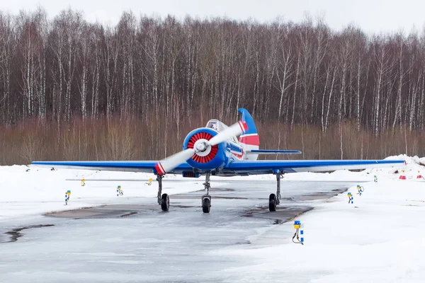 Маленький самолет в аэропорту зимой — стоковое фото