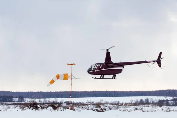 Kleiner Hubschrauber am Flughafen eingetroffen — Stockfoto