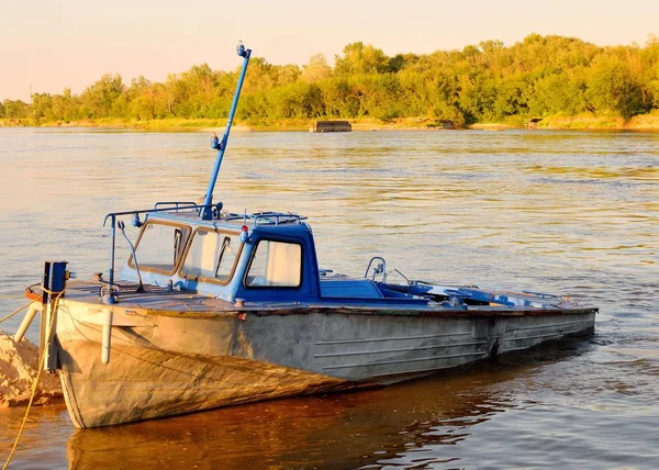 Nehri'nin kıyısında, eski bir motorlu tekne 