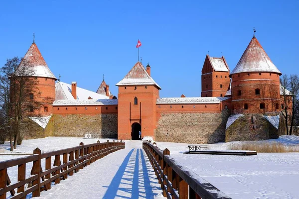 eski kalenin bir ahşap köprü üzerinden yol