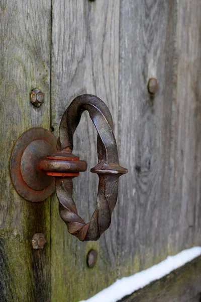 Vieille poignée métallique sur une porte en bois — Photo