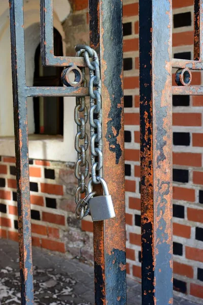 zincir açık kapısı ile asma kilit