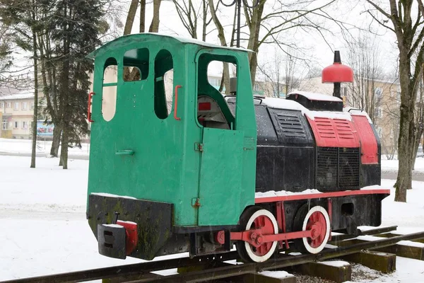 bir dar hat demiryolu hattı üzerinde eski dizel motoru duran