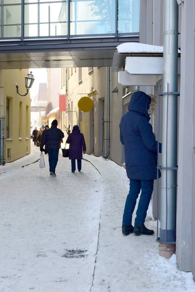 Vilnius, Litvanya - 4 Mart 2018: Atm li bir kadın durumda