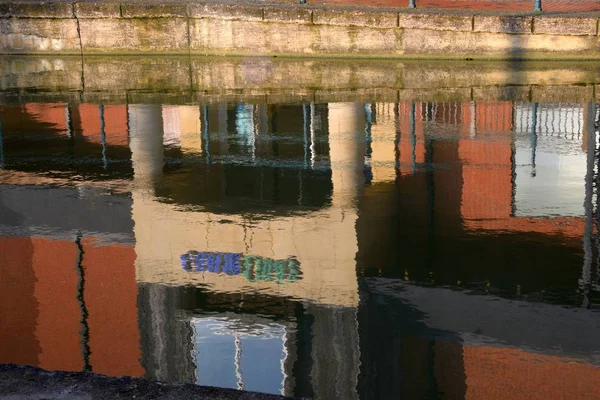 Bina cephe su yansıma