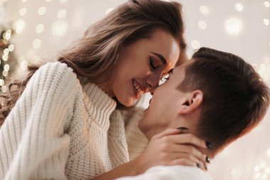 Beyaz arka planda Noel ağacıyla iki aşığın portresi