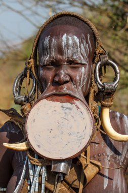 Omo Vadisi, Etiyopya - 22 Aralık 2010: Etiyopya 'nın Omo Vadisi' ndeki köyünde geleneksel süslemeleri ve dudak plakası olan kimliği belirsiz bir kadın.