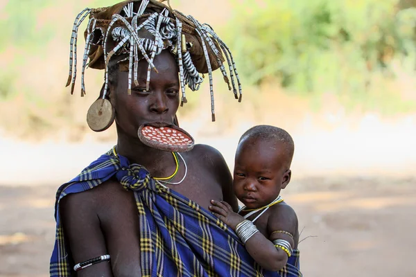 Omo Valley Etiopie Prosince 2010 Neidentifikovaná Žena Kmene Mursi Tradičními — Stock fotografie