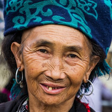 Tam Duong, Kuzey Vietnam - 18 Ekim 2012: Tam Duong 'un geleneksel pazarında Kızıl Hmong dağ kabilesinden bir kadının portresi. 