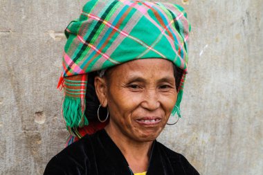 Tam Duong, Kuzey Vietnam - 18 Ekim 2012: Tam Duong 'un geleneksel pazarında Kızıl Hmong dağ kabilesinden bir kadının portresi. 