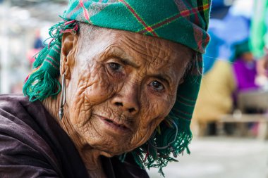 Tam Duong, Kuzey Vietnam - 18 Ekim 2012: Tam Duong 'un geleneksel pazarında Kızıl Hmong dağ kabilesinden bir kadının portresi. 