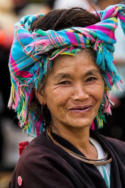 Tam Duong, Kuzey Vietnam - 18 Ekim 2012: Tam Duong 'un geleneksel pazarında Kızıl Hmong dağ kabilesinden bir kadının portresi. 