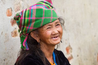Tam Duong, Kuzey Vietnam - 18 Ekim 2012: Tam Duong 'un geleneksel pazarında Kızıl Hmong dağ kabilesinden bir kadının portresi. 