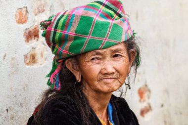 Tam Duong, Kuzey Vietnam - 18 Ekim 2012: Tam Duong 'un geleneksel pazarında Kızıl Hmong dağ kabilesinden bir kadının portresi. 