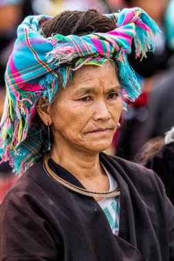 Tam Duong, Kuzey Vietnam - 18 Ekim 2012: Tam Duong 'un geleneksel pazarında Kızıl Hmong dağ kabilesinden bir kadının portresi. 