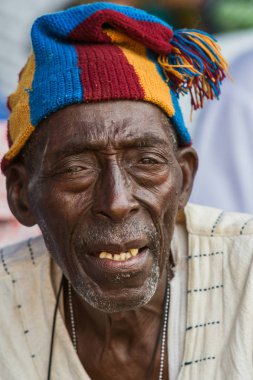 Ouidah, Benin 10 Ocak 2012: Voodoofestival - Voodoo 'nun serbest bırakılması için her yıl düzenlenen kutlama alanındaki adam