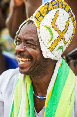 Ouidah, Benin 10 Ocak 2012: Voodoofestival - Voodoo 'nun serbest bırakılması için her yıl düzenlenen kutlama alanındaki adam