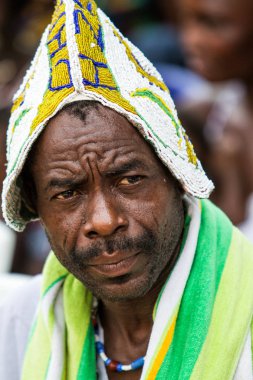 Ouidah, Benin 10 Ocak 2012: Voodoofestival - Voodoo 'nun serbest bırakılması için her yıl düzenlenen kutlama alanındaki adam