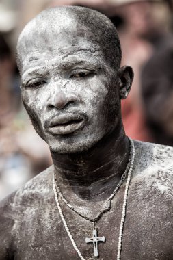 Ouidah, Benin 10 Ocak 2012: Voodoo festivali - İnsanoğlu varillerin ritmine kapılmıştır ve yüzünde yağ ve beyaz toz vardır.