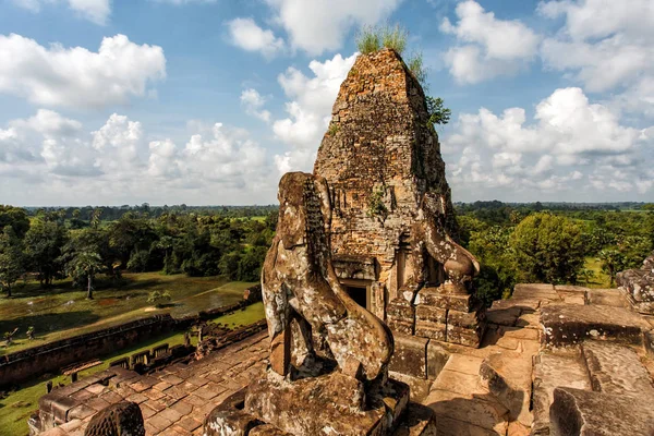Temples Angkor Wat Jungle Has Partially Overgrown Ruins City Siem — Stock Photo, Image