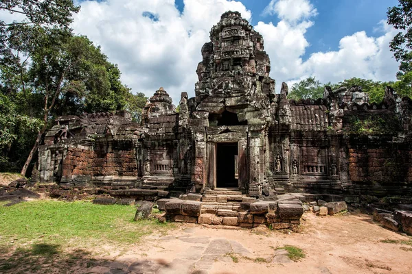 Temples Angkor Wat Jungle Has Partially Overgrown Ruins City Siem — Stock Photo, Image