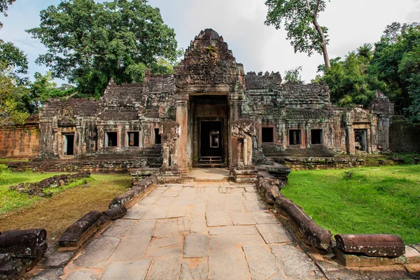 Templos Angkor Wat Donde Selva Cubierto Parcialmente Las Ruinas Cerca —  Fotos de Stock