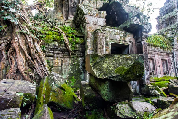 Templos Angkor Wat Donde Selva Cubierto Parcialmente Las Ruinas Cerca — Foto de Stock