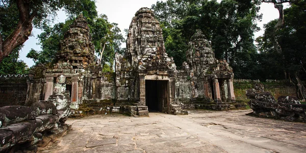 Templos Angkor Wat Donde Selva Cubierto Parcialmente Las Ruinas Cerca — Foto de Stock