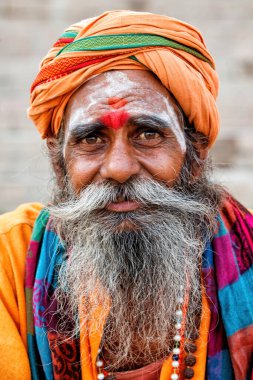 Varanasi, Hindistan - 17 Nisan 2018: Varanasi 'nin ghatları üzerinde eski eyer (Hinduizm ve Jainizm' de dini münzevi ve kutsal kişi) 