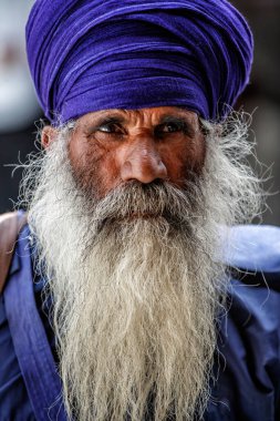 Yeni Delhi, Hindistan - 3 Mayıs 2018: Eski Delhi 'deki Gurdwara Sikh Tapınağını ziyaret eden yaşlı adam