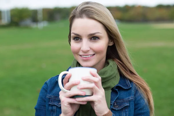 Jeune femme avec tasse Images De Stock Libres De Droits