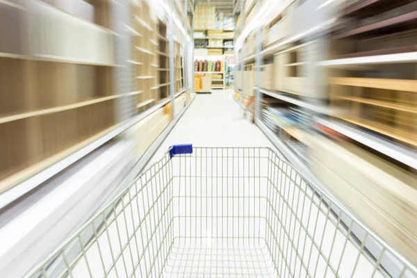 Einkaufswagen im Supermarkt mit verschwommener Bewegung — Stockfoto