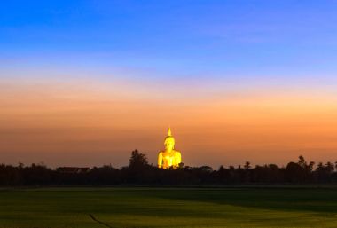büyük altın buddha heykeli günbatımı zamanı ile Tayland