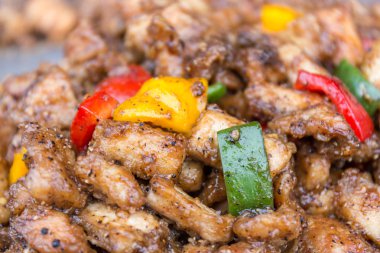 üç renk, kırmızı, yeşil ve sarı, bell pepp kızarmış tavuk