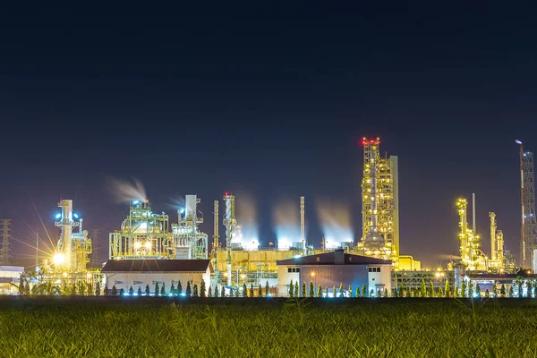 Petrol rafineri ve petrokimya tesisi ile Soğutma Kulesi twili içinde — Stok fotoğraf