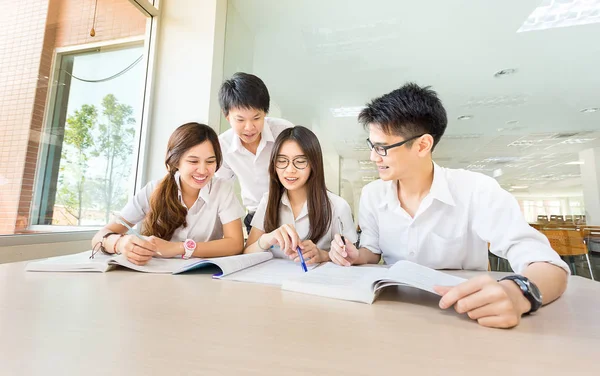 Grupo de asiático estudante feliz no estudo em sala de aula — Fotografia de Stock