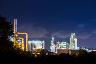 petrol rafineri ve petrokimya tesisi alacakaranlıkta Soğutma Kulesi ile