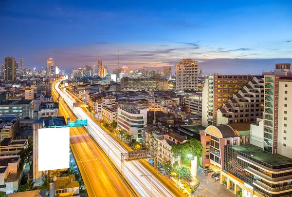 Otoyol ve manzarası ile iş bölge veya şehir beyaz pano