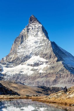 Matterhorn dağ göletten Riffelsee yüksek dağın üzerinde