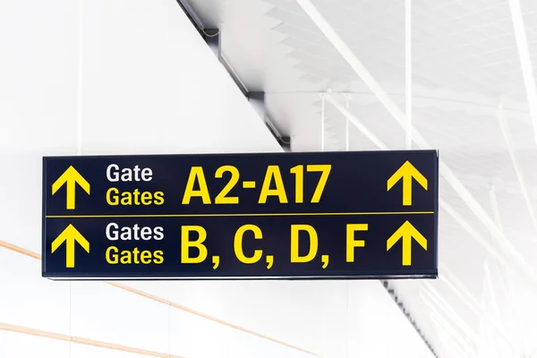 Gate label with arrow in terminal of airport — Stock Photo, Image