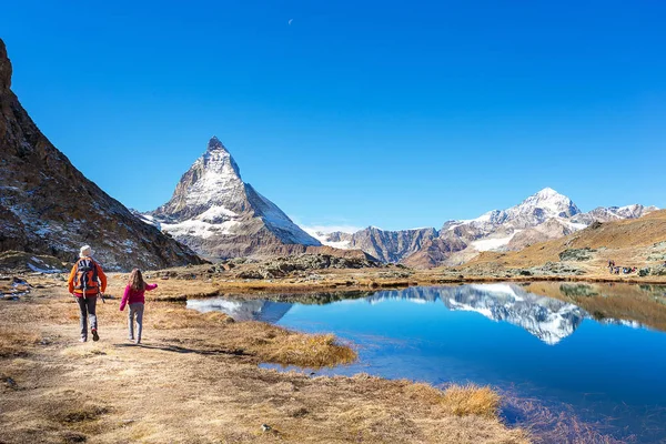 Anne ve kızı Matterhorn dağda, Zermatt, Sw sırt çantası