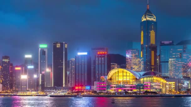 홍콩 시 , 체시 에 있는 코울룬 만을 따라 배와 배를 운반하는 여행으로 일몰 후에, 하늘로 솟아 있는 높은 건물 과유 명 한 지형이 시간 경과되었다 — 비디오