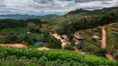 Tayland, Chiangmai 'deki yüksek dağdaki MonJam Vadisi, Kanyon' daki köyde fırtına bulutu hızlandı.