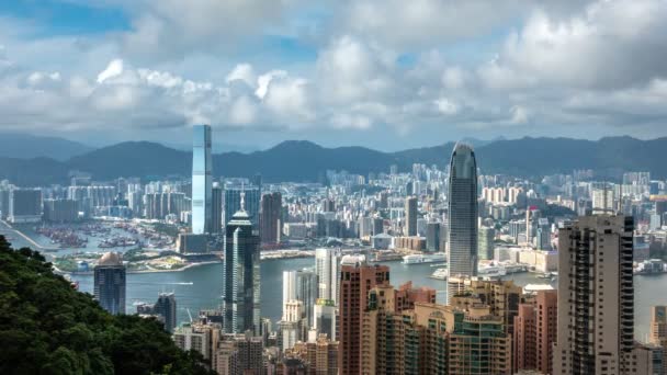 Upływ czasu transportu łodzi w porcie i drapacz chmur Hongkongu miasta nowoczesny biznes z panoramą w centrum miasta przed zachodem słońca w Victoria widok szczytu, Hongkong Azja — Wideo stockowe