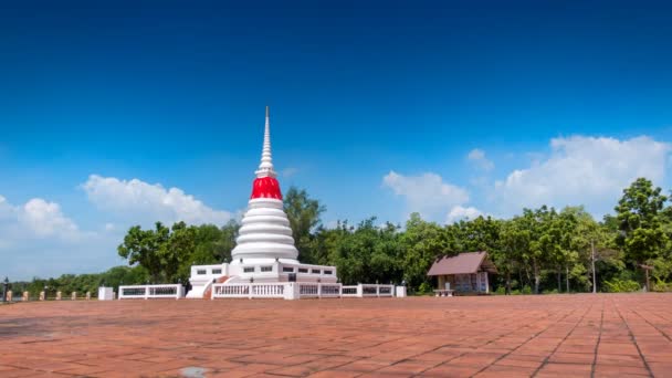Beyaz stupa, Buda tapınağı, Rayong 'da bulutsuz mavi gökyüzü, Bangkok Tayland' a yakın nehir ve deniz okyanusu. — Stok video